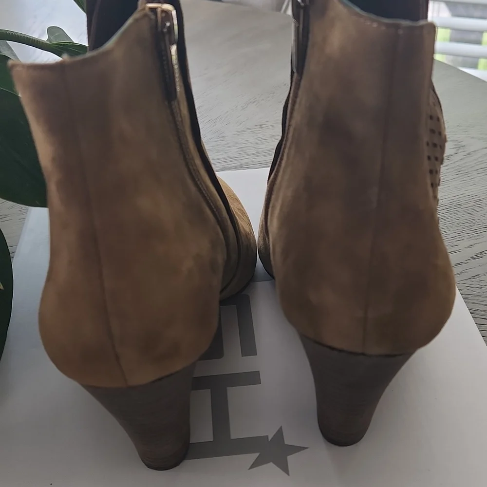 Tan suede booties - Picture 4 of 6